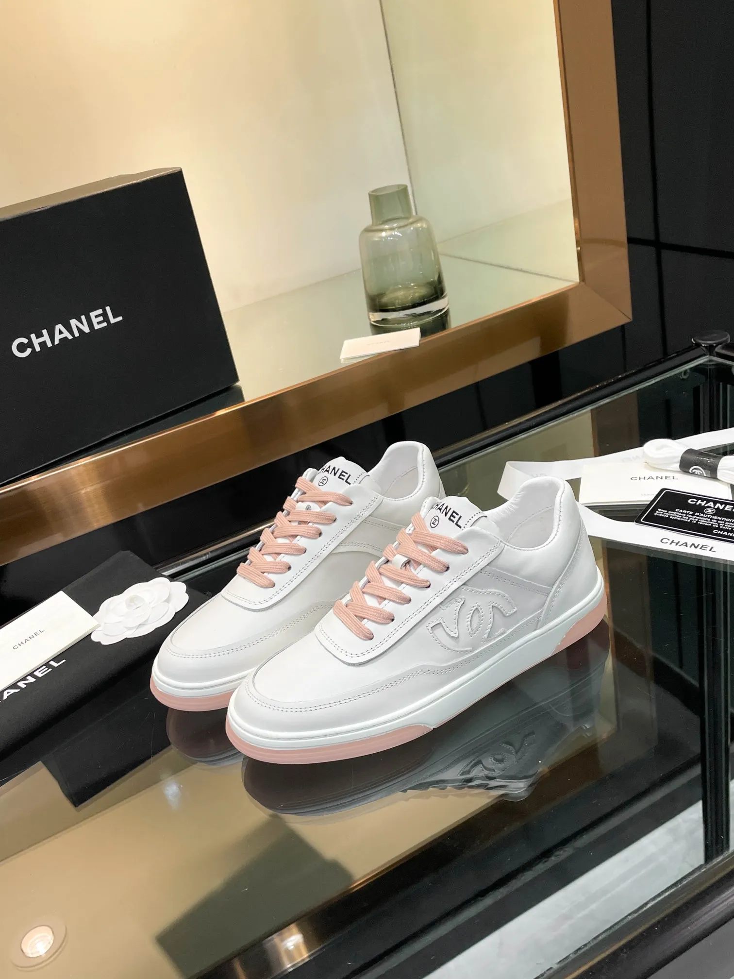 👟👟Ex-factory price 520👟👟Chanel Chanel 25SF latest model full leather panda color white shoes casual sports shoes skateboard shoes original purchase and development production Xiaoxiang C Home Another super popular item in the counter, loved by Internet celebrity bloggers and sisters, and various praises on social platforms. It is very popular, has a high texture, is breathable and super spring and summer. Seeing this issue always arouses the inner desire of girls for fashion. The latest suede material, classic black and white color, full of fashionable feeling on the feet, easy to care for. Fabric: Original customized imported cowhide material. Lining: Customized soft sheepskin lining. Sole: Original molded TPU non-slip outsole. Bottom thickness: 2.5CM. Size: Women's size 35-40 (custom-made sizes 40 are non-refundable)